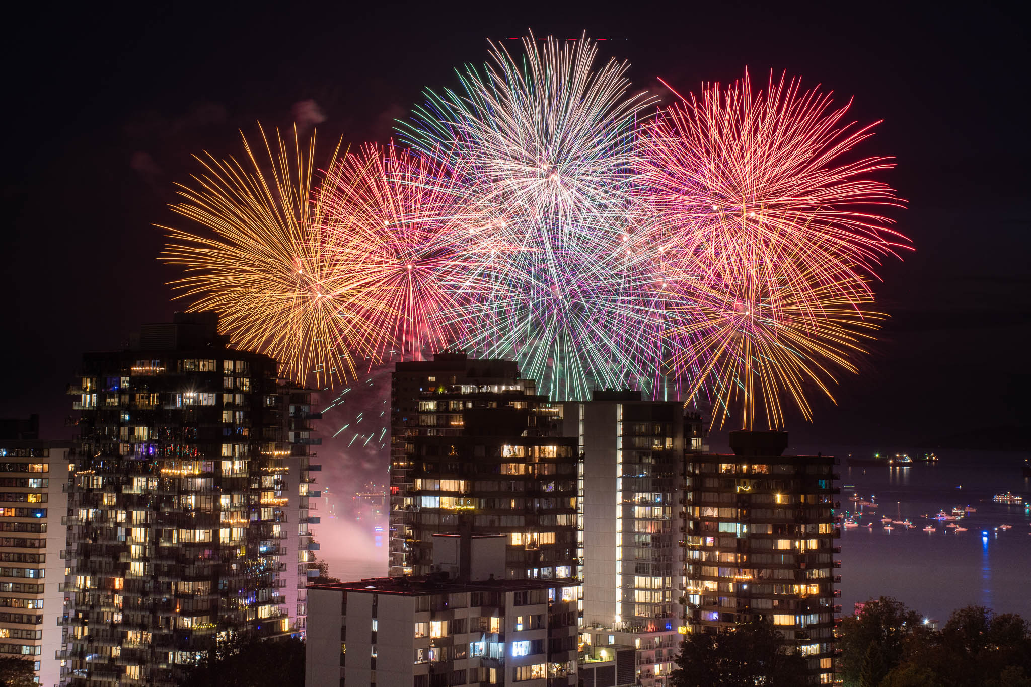 Capturing Urban Fireworks: iPhone and DSLR Tips